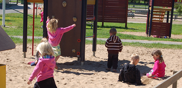 Lekplats på förskola i Götene med lekande barn.